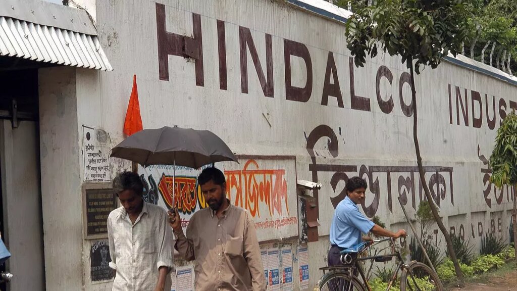 सूत्रों का कहना है कि हिंडाल्को सौर मॉड्यूल विनिर्माण में प्रवेश करने की योजना बना रही है।