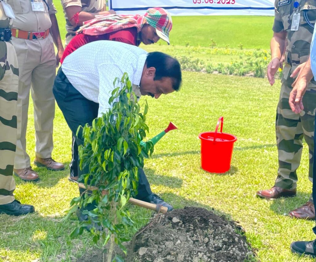 कोलकाता हवाई अड्डे पर वृक्षारोपण अभियान शुरू किया गया