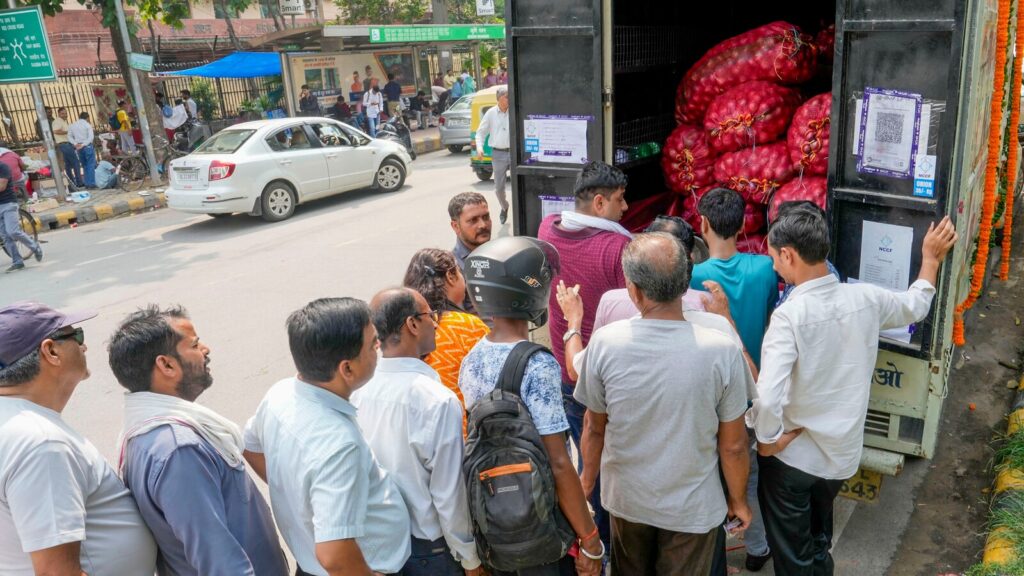 सरकार ने बढ़ती कीमतों पर लगाम लगाने और स्थानीय आपूर्ति बढ़ाने के लिए 35 रुपये प्रति किलोग्राम की दर से प्याज बेचना शुरू किया