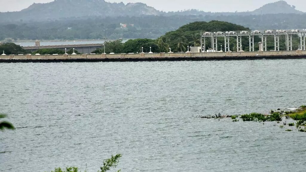 भारत के एक प्रमुख हिस्से के रूप में बारिश की कमी है, प्रमुख जलाशयों में भंडारण 61% तक गिर जाता है